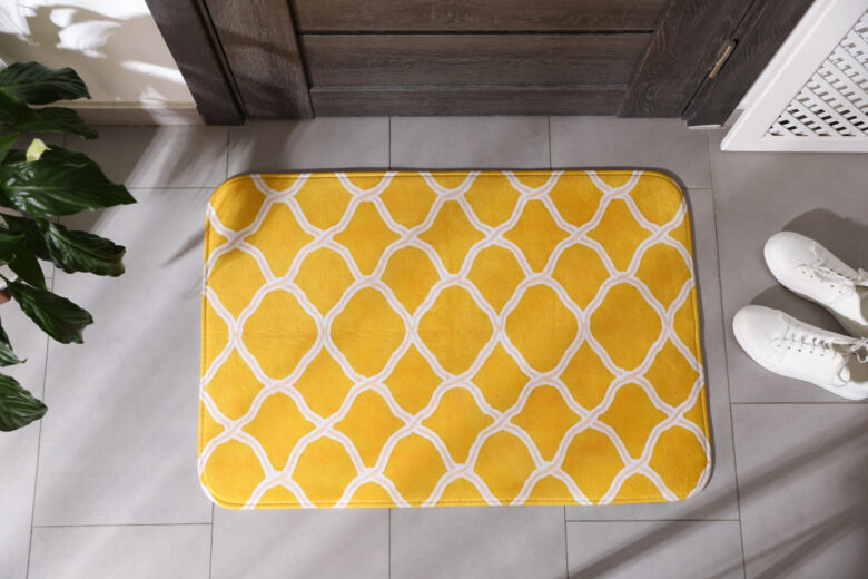 Tapis jaune et blanc